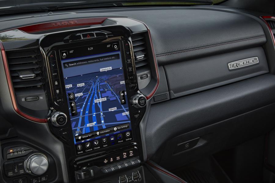 Детали интерьера Ram 1500 Rebel 12 Crew Cab (DT) 2018 года  (фото 3 из 5)